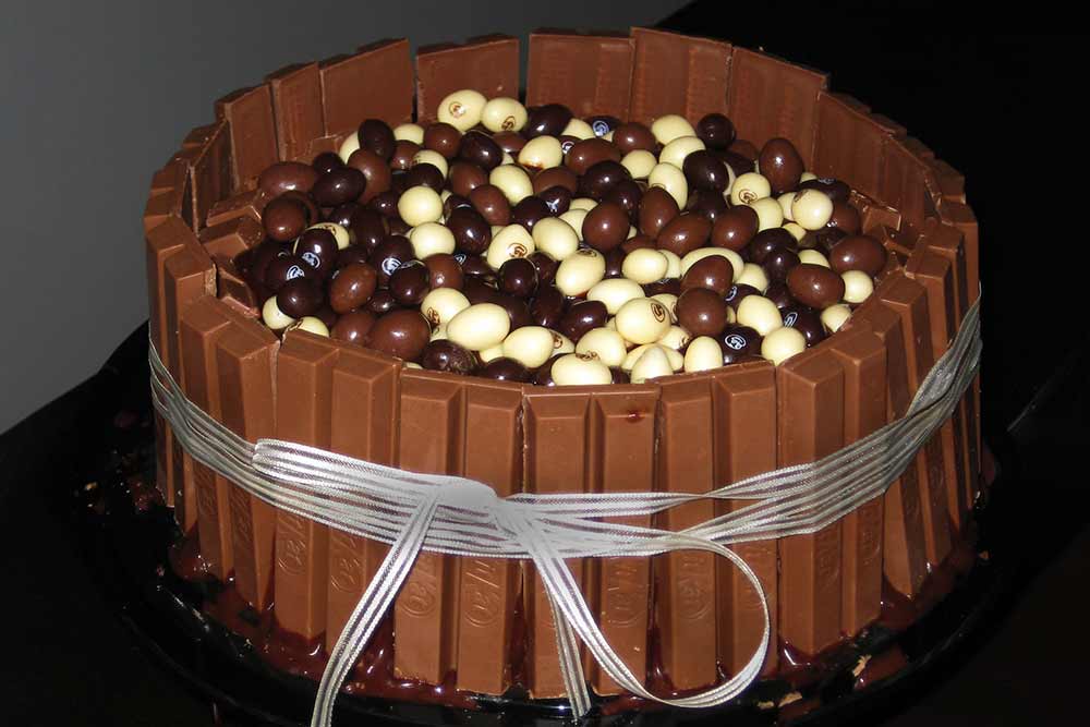 Decorar una tarta con chocolate con Conguitos, Kitkat, lacasitos
